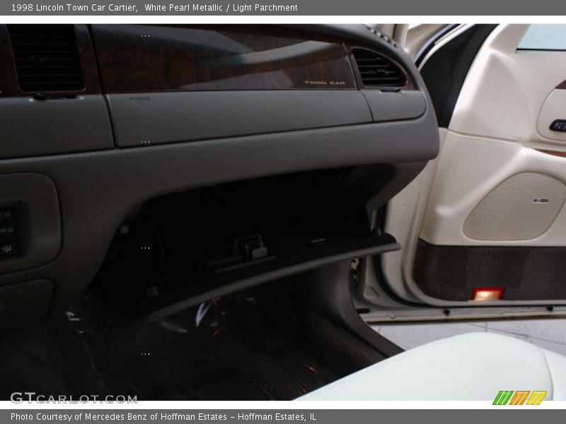White Pearl Metallic / Light Parchment 1998 Lincoln Town Car Cartier