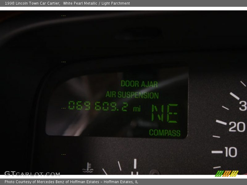 White Pearl Metallic / Light Parchment 1998 Lincoln Town Car Cartier