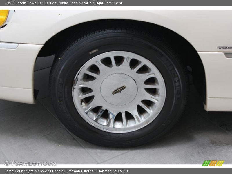 White Pearl Metallic / Light Parchment 1998 Lincoln Town Car Cartier