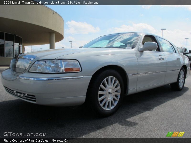 Light French Silk / Light Parchment 2004 Lincoln Town Car Ultimate
