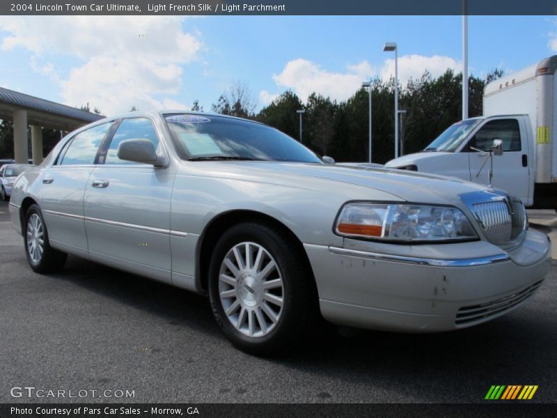 Light French Silk / Light Parchment 2004 Lincoln Town Car Ultimate