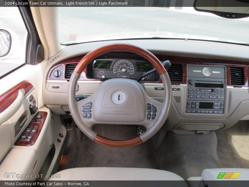 Light French Silk / Light Parchment 2004 Lincoln Town Car Ultimate