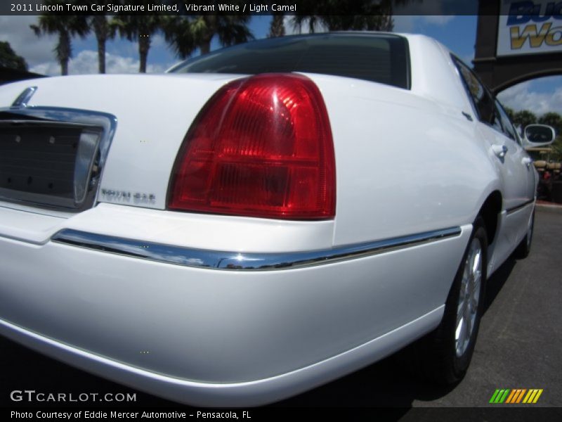 Vibrant White / Light Camel 2011 Lincoln Town Car Signature Limited