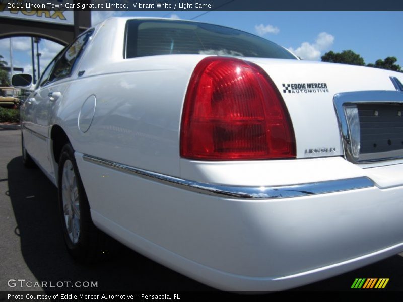 Vibrant White / Light Camel 2011 Lincoln Town Car Signature Limited