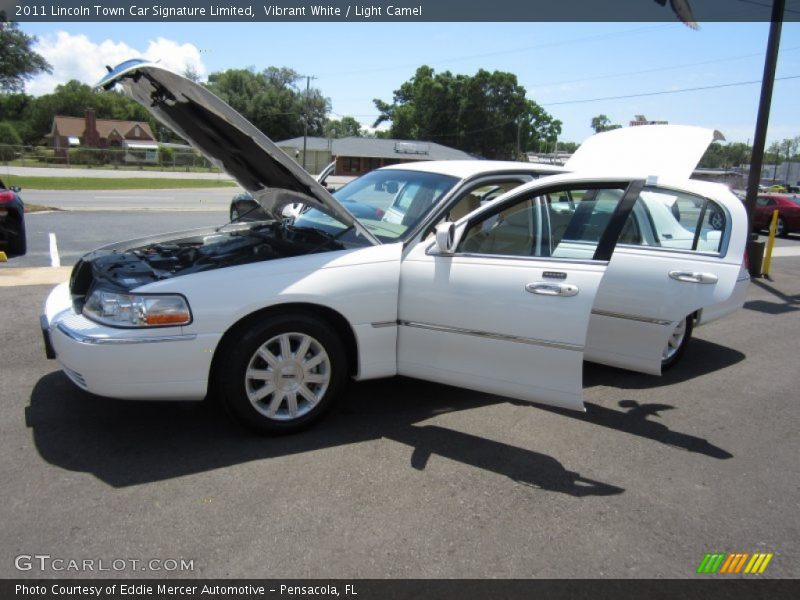 Vibrant White / Light Camel 2011 Lincoln Town Car Signature Limited