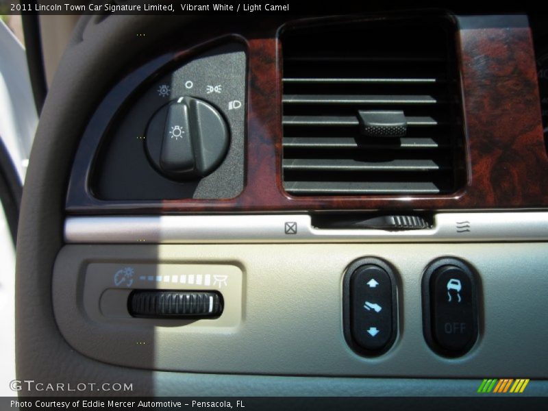 Vibrant White / Light Camel 2011 Lincoln Town Car Signature Limited