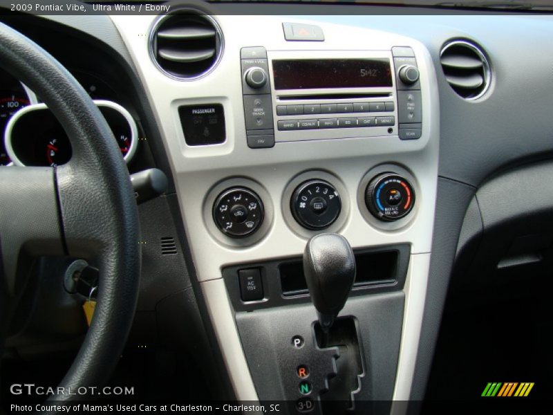 Ultra White / Ebony 2009 Pontiac Vibe