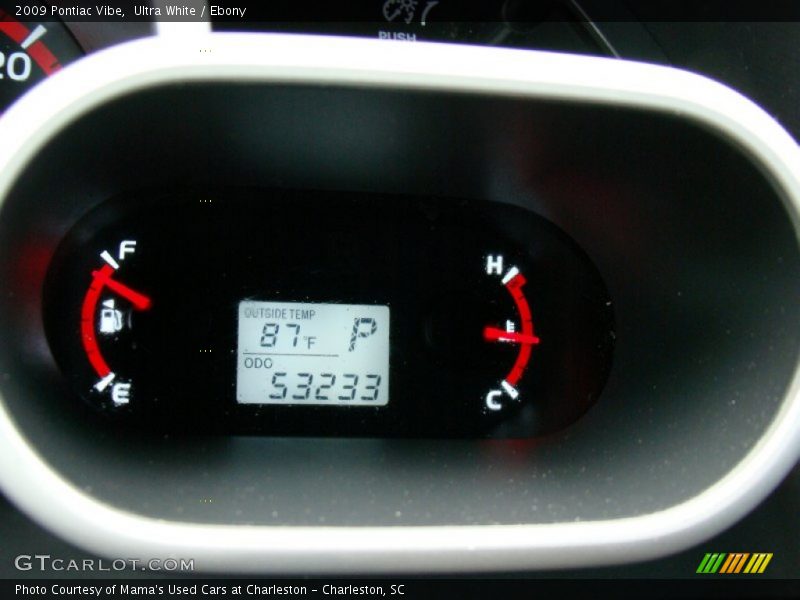 Ultra White / Ebony 2009 Pontiac Vibe