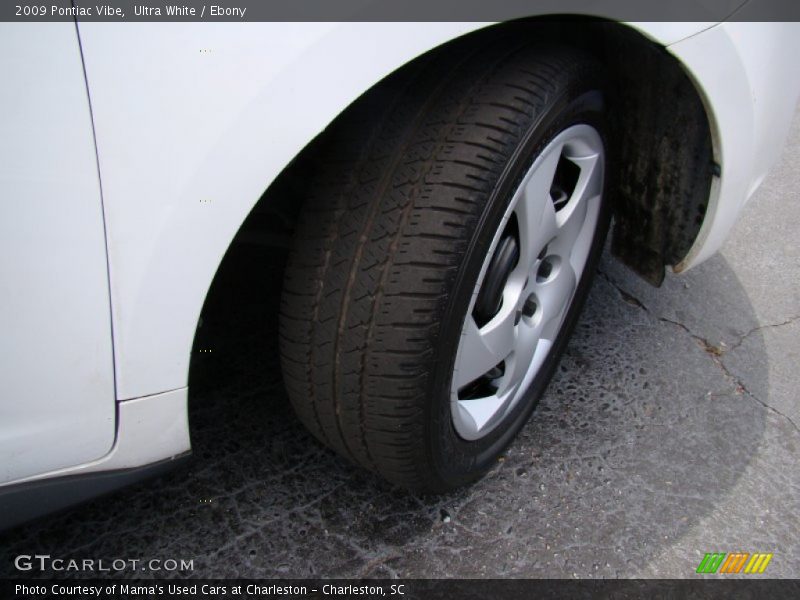 Ultra White / Ebony 2009 Pontiac Vibe