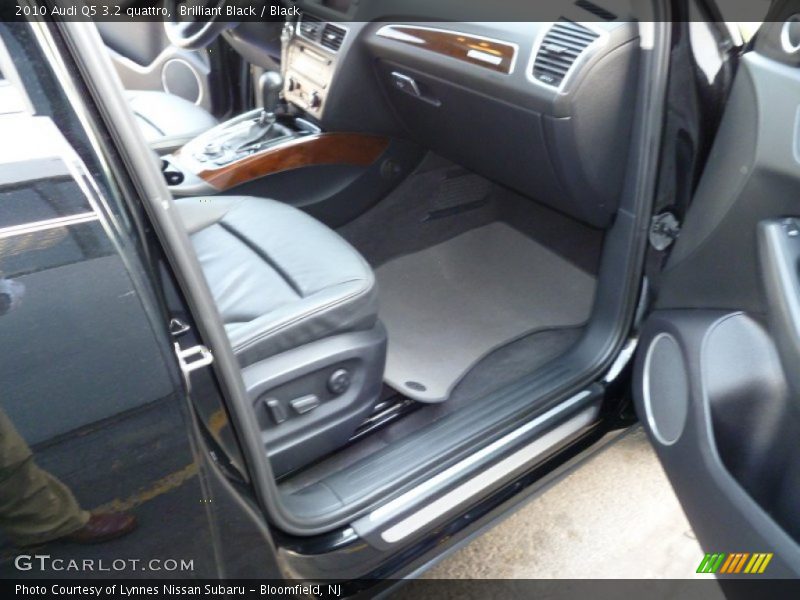 Brilliant Black / Black 2010 Audi Q5 3.2 quattro