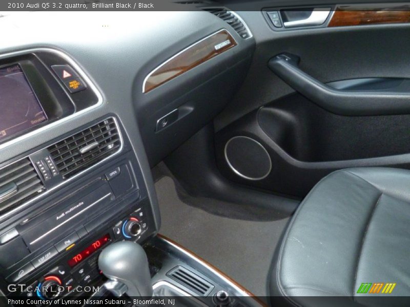 Brilliant Black / Black 2010 Audi Q5 3.2 quattro