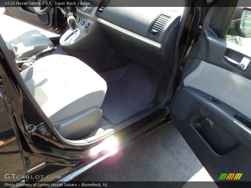 Super Black / Beige 2010 Nissan Sentra 2.0 S