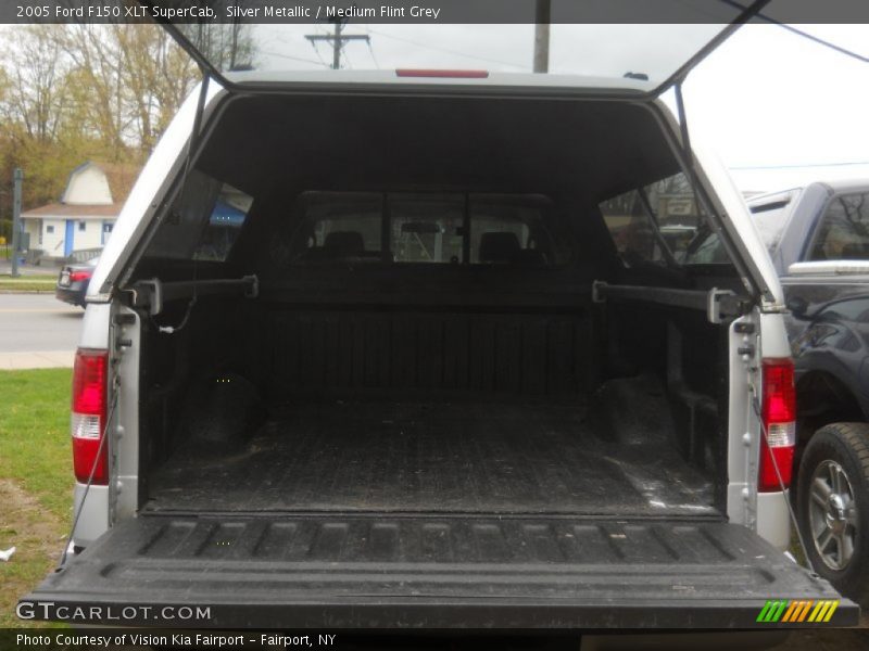 Silver Metallic / Medium Flint Grey 2005 Ford F150 XLT SuperCab