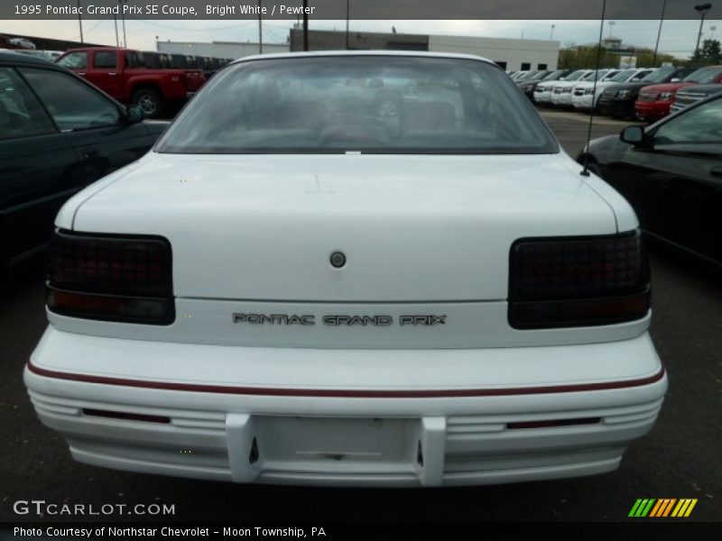 Bright White / Pewter 1995 Pontiac Grand Prix SE Coupe