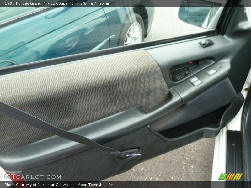 Bright White / Pewter 1995 Pontiac Grand Prix SE Coupe