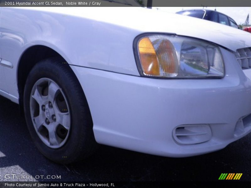 Noble White / Gray 2001 Hyundai Accent GL Sedan