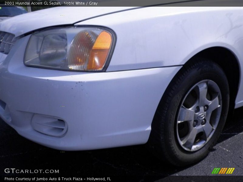 Noble White / Gray 2001 Hyundai Accent GL Sedan