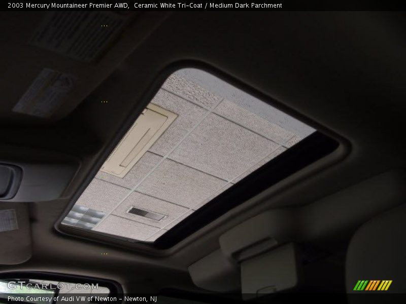 Ceramic White Tri-Coat / Medium Dark Parchment 2003 Mercury Mountaineer Premier AWD