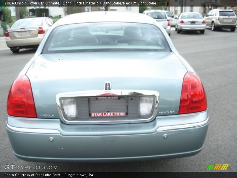 Light Tundra Metallic / Dark Stone/Medium Light Stone 2004 Lincoln Town Car Ultimate