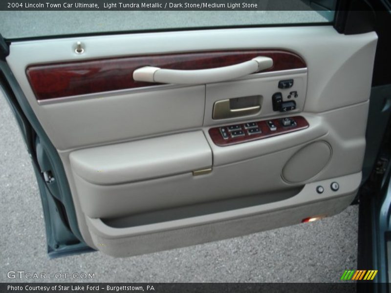 Light Tundra Metallic / Dark Stone/Medium Light Stone 2004 Lincoln Town Car Ultimate