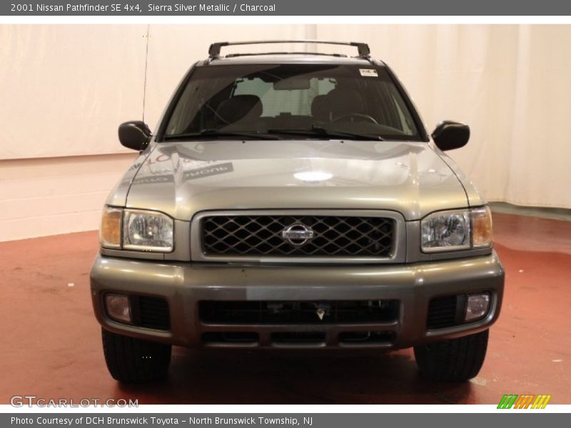 Sierra Silver Metallic / Charcoal 2001 Nissan Pathfinder SE 4x4
