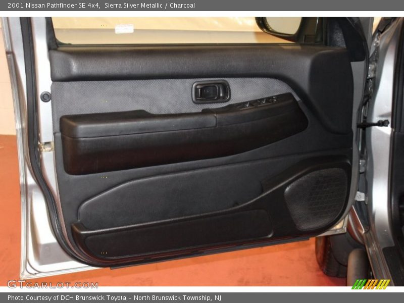 Sierra Silver Metallic / Charcoal 2001 Nissan Pathfinder SE 4x4