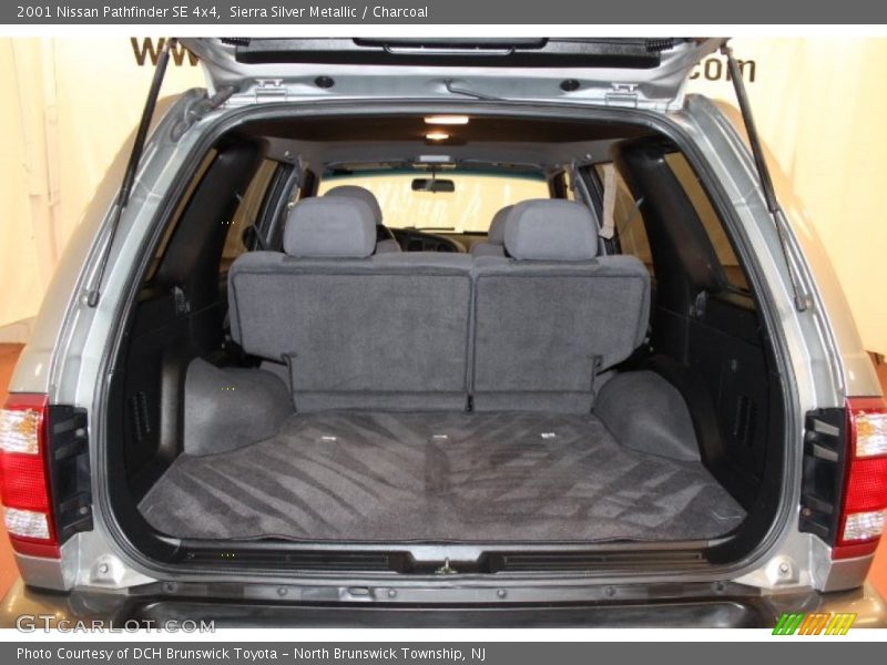 Sierra Silver Metallic / Charcoal 2001 Nissan Pathfinder SE 4x4