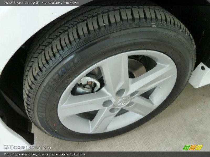 Super White / Black/Ash 2012 Toyota Camry SE