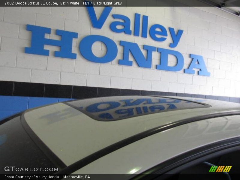 Satin White Pearl / Black/Light Gray 2002 Dodge Stratus SE Coupe