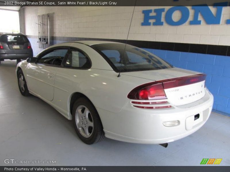 Satin White Pearl / Black/Light Gray 2002 Dodge Stratus SE Coupe