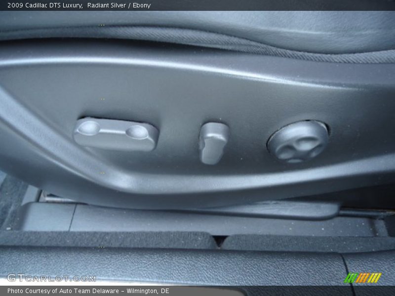 Radiant Silver / Ebony 2009 Cadillac DTS Luxury