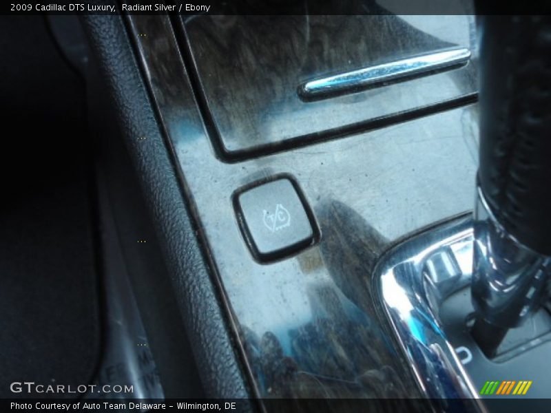 Radiant Silver / Ebony 2009 Cadillac DTS Luxury