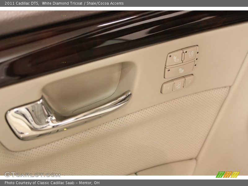 White Diamond Tricoat / Shale/Cocoa Accents 2011 Cadillac DTS