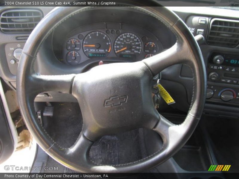 Summit White / Graphite 2004 Chevrolet S10 LS Crew Cab 4x4