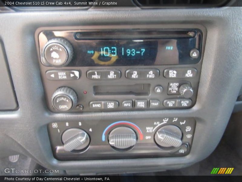 Summit White / Graphite 2004 Chevrolet S10 LS Crew Cab 4x4