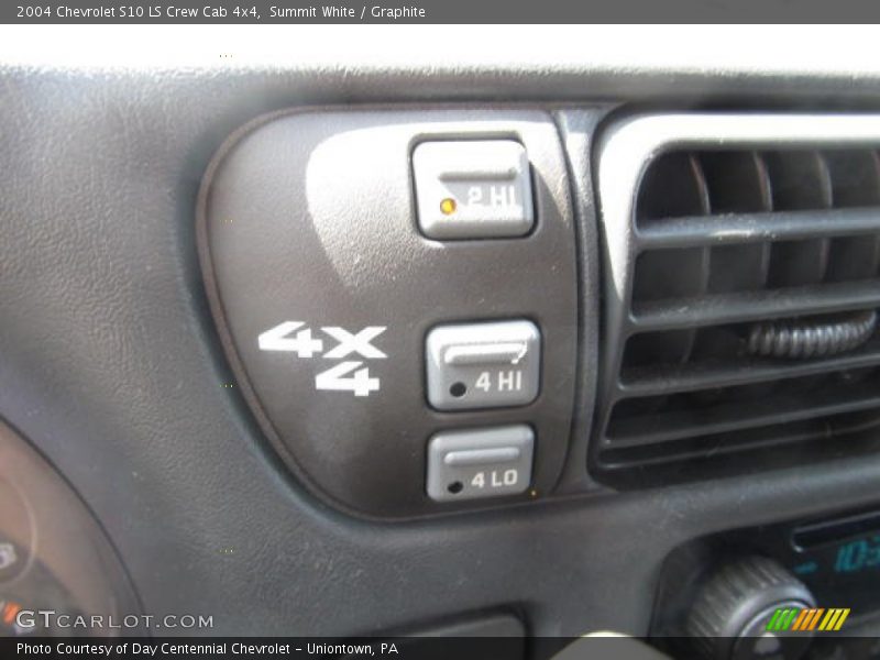 Summit White / Graphite 2004 Chevrolet S10 LS Crew Cab 4x4
