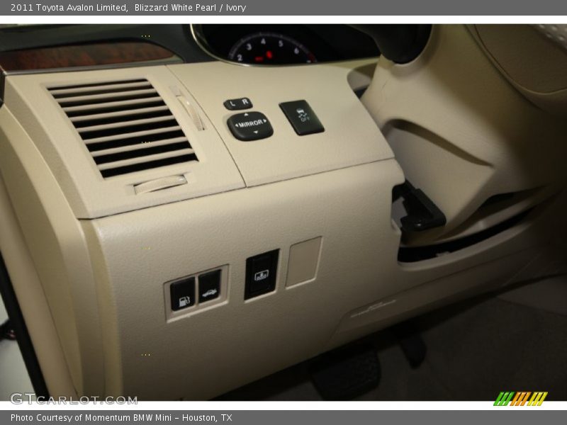 Blizzard White Pearl / Ivory 2011 Toyota Avalon Limited
