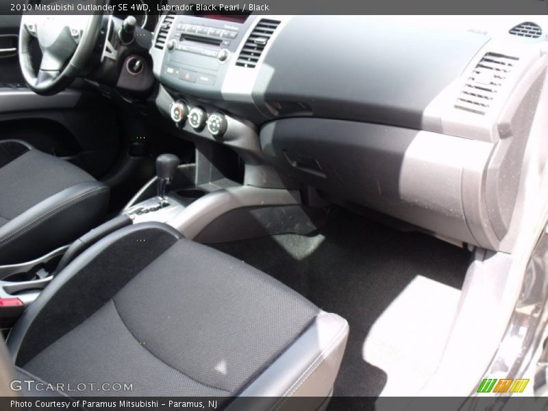 Labrador Black Pearl / Black 2010 Mitsubishi Outlander SE 4WD