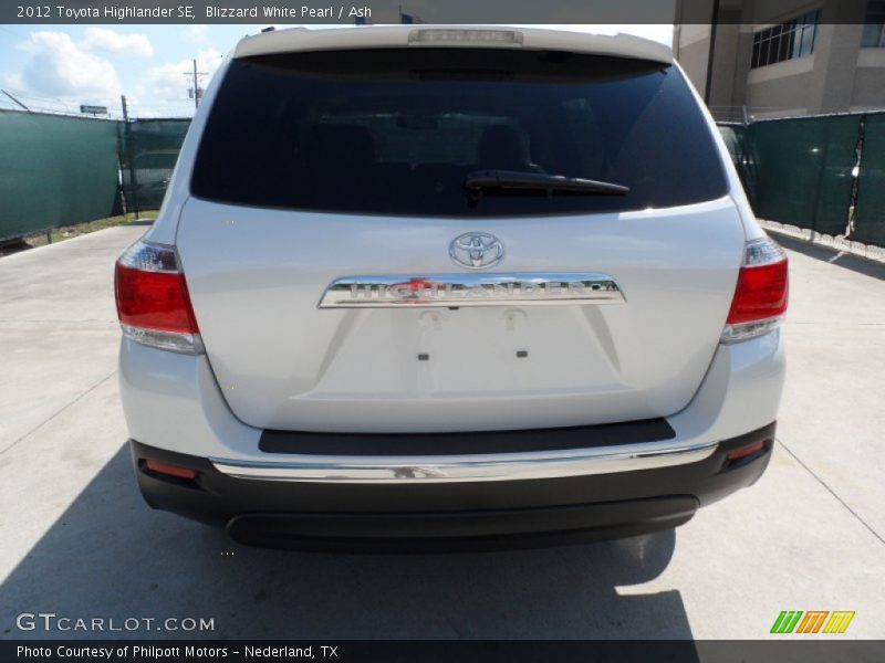 Blizzard White Pearl / Ash 2012 Toyota Highlander SE