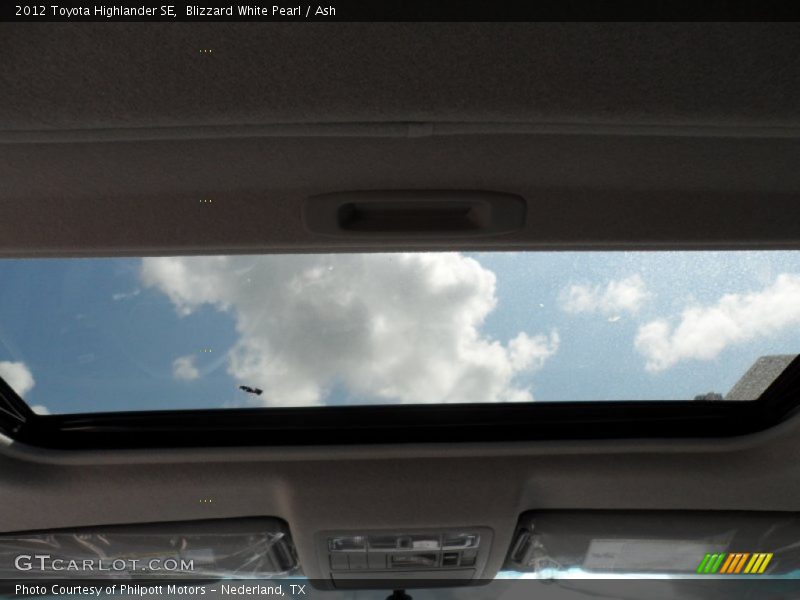Blizzard White Pearl / Ash 2012 Toyota Highlander SE