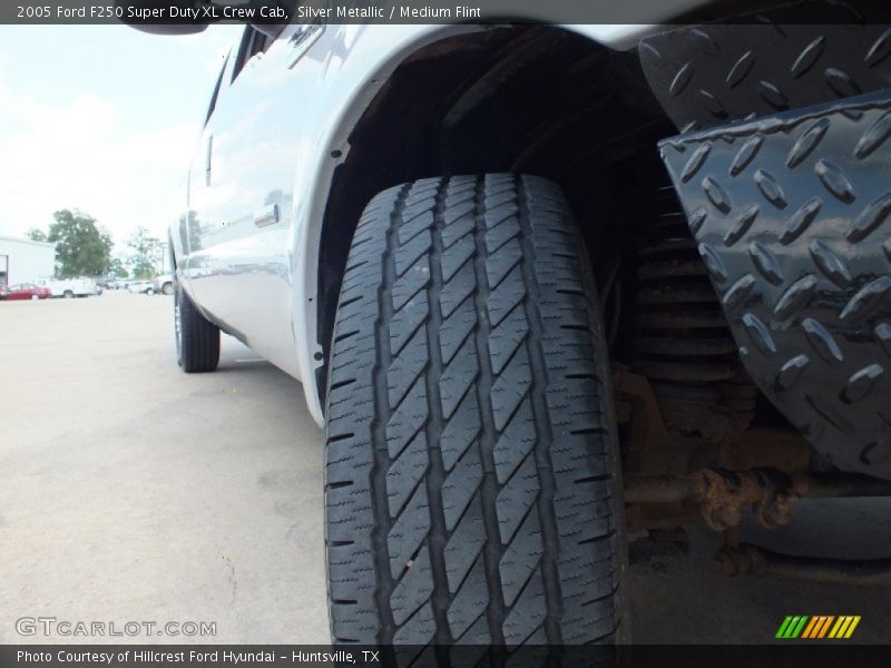 Silver Metallic / Medium Flint 2005 Ford F250 Super Duty XL Crew Cab