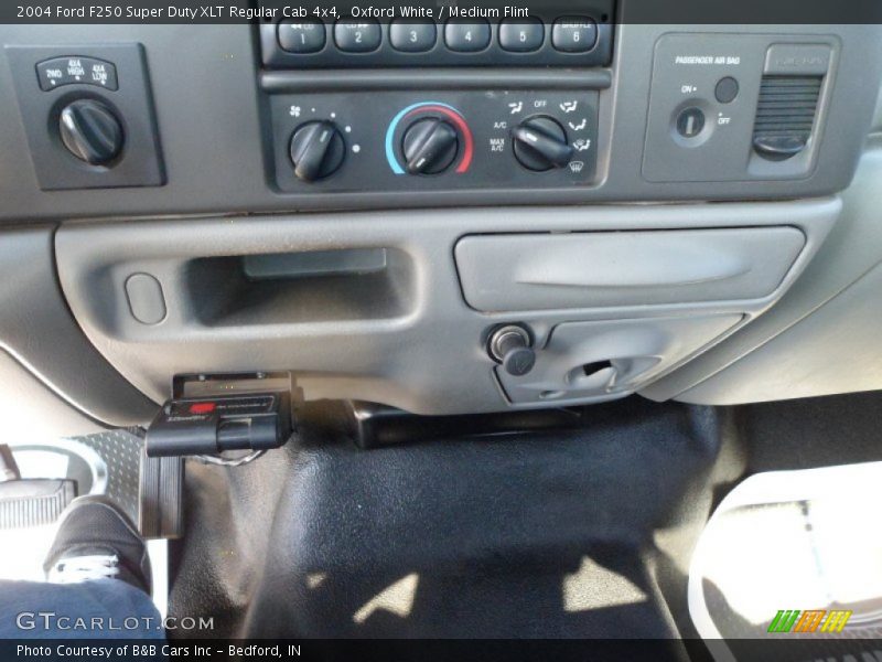 Oxford White / Medium Flint 2004 Ford F250 Super Duty XLT Regular Cab 4x4