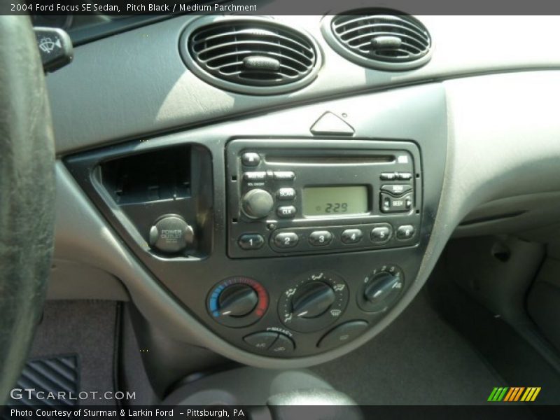 Pitch Black / Medium Parchment 2004 Ford Focus SE Sedan