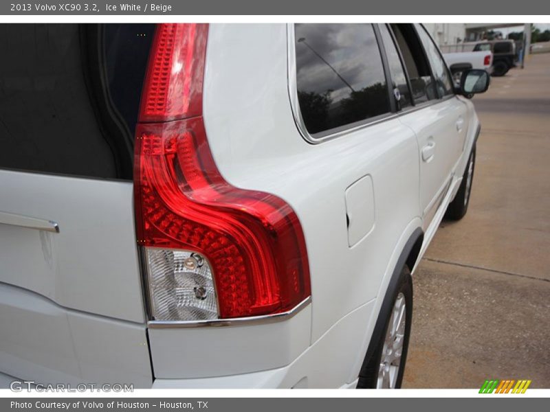 Ice White / Beige 2013 Volvo XC90 3.2