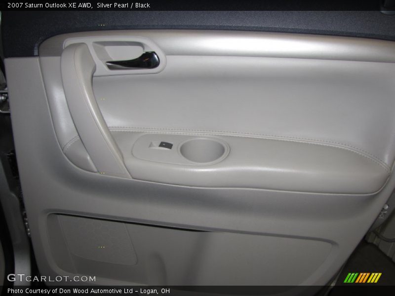 Silver Pearl / Black 2007 Saturn Outlook XE AWD