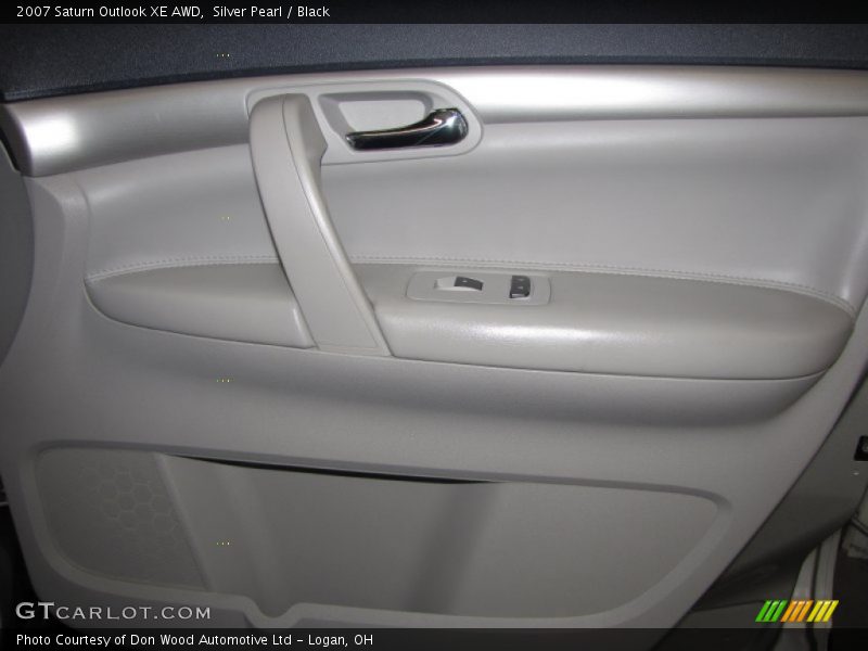 Silver Pearl / Black 2007 Saturn Outlook XE AWD