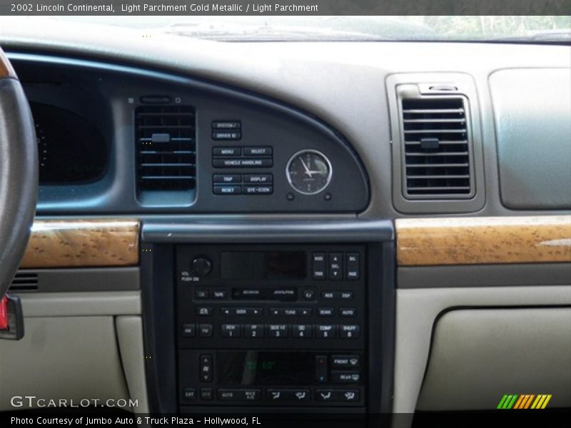 Light Parchment Gold Metallic / Light Parchment 2002 Lincoln Continental