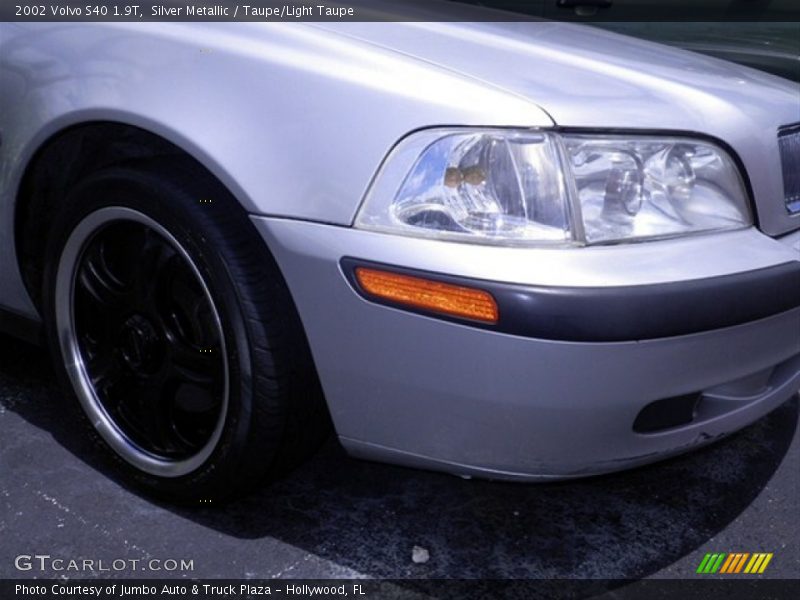 Silver Metallic / Taupe/Light Taupe 2002 Volvo S40 1.9T
