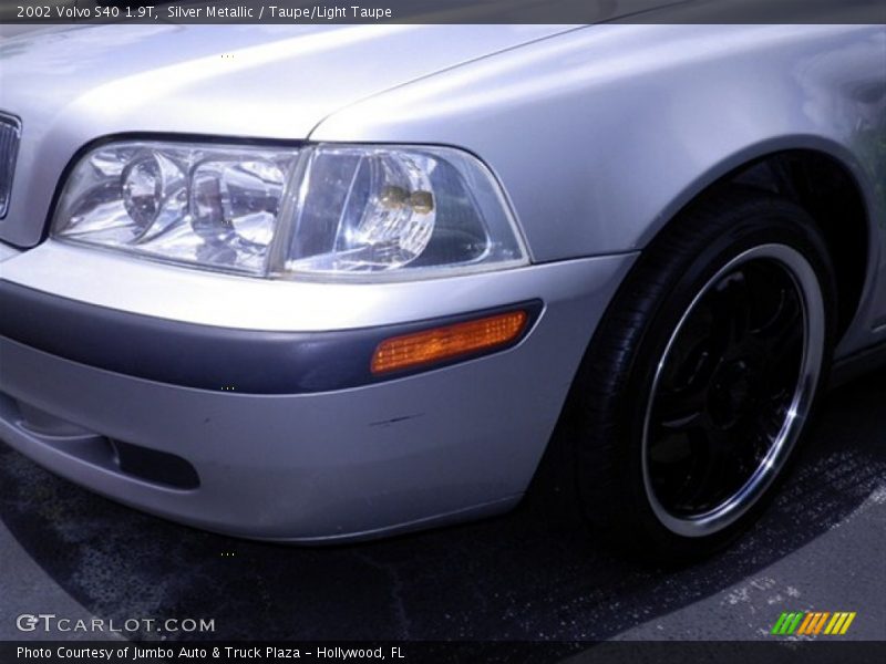 Silver Metallic / Taupe/Light Taupe 2002 Volvo S40 1.9T