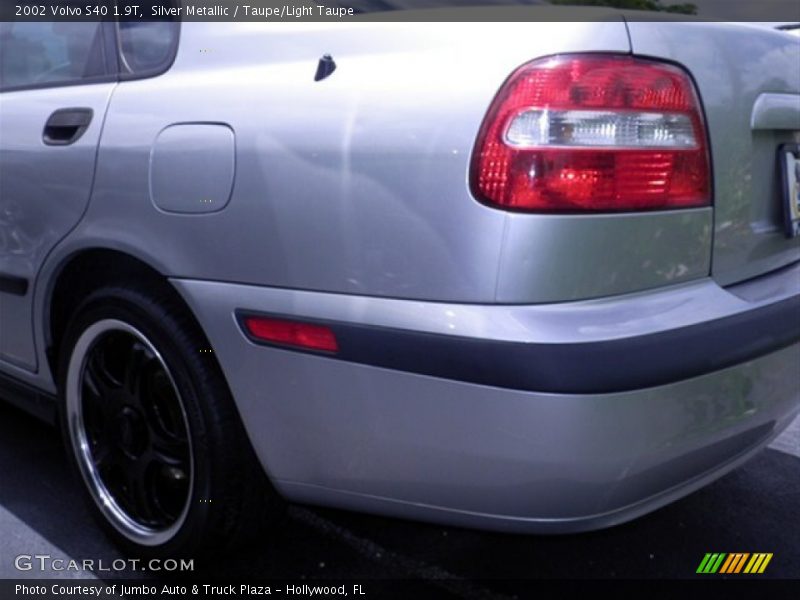Silver Metallic / Taupe/Light Taupe 2002 Volvo S40 1.9T